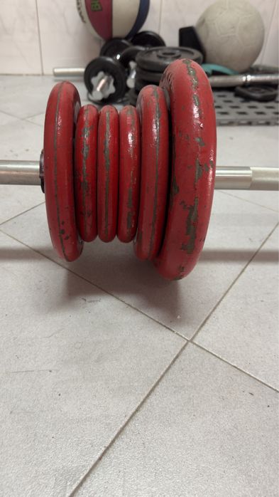 Barras de ginasio mais pesos