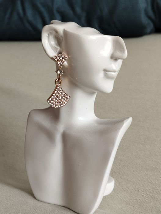 Piękne błyszczące kolczyki obsypane kryształkami