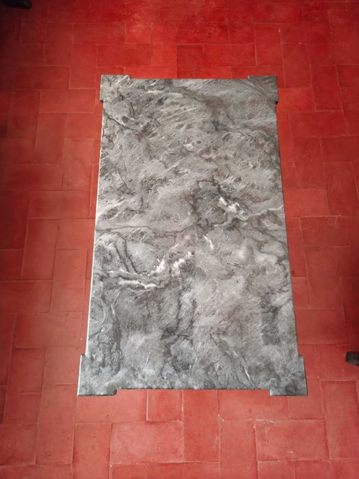 Mesa de centro de sala antiga com tampo em mármore