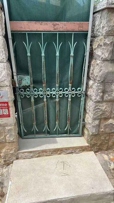 Grande portão de ferro de batente