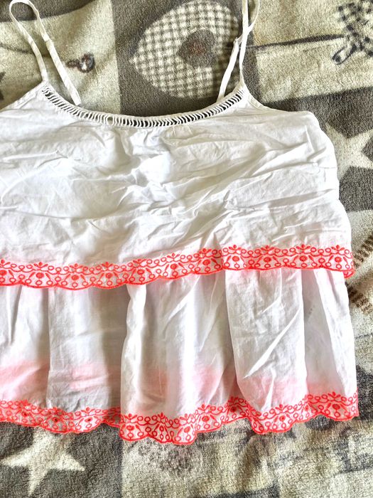 Biała koszulka, top z falbanami, neonowy haft Atmosphere