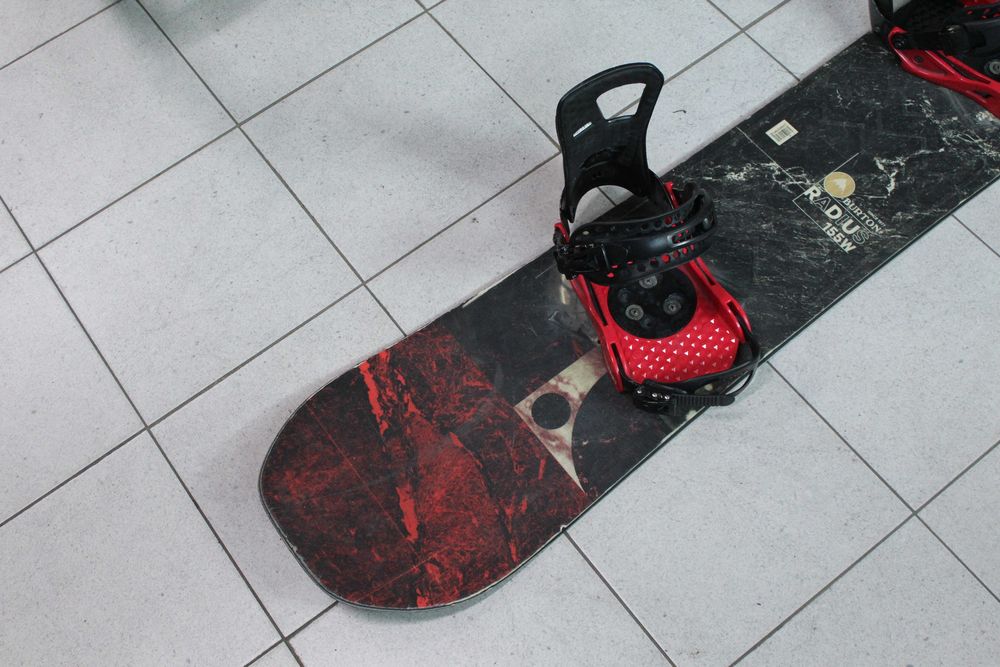 Deska Snowboard BURTON RADIUS 155 W cm + Wiązania BURTON Czerwone