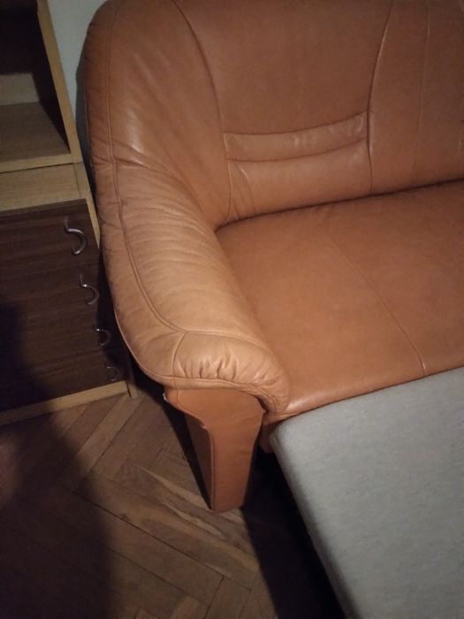 Skorzana sofa rozkladana z funkcją spania.