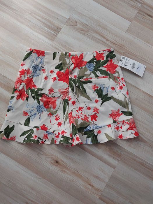 Nowe spodenki białe z falbanką w kwiaty. Roz.M. Zara