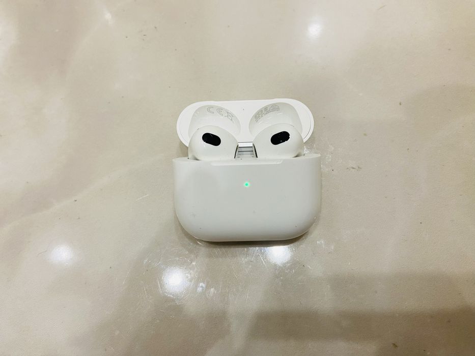 Оригінал Apple AirPods 3, куплені у Німеччині.