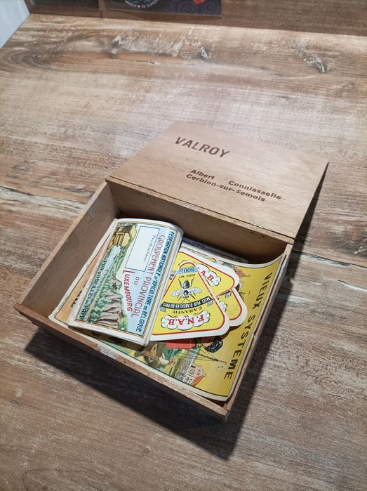 Zestaw starych etykiet do win i miodów lata 50 w drewnianej skrzynce