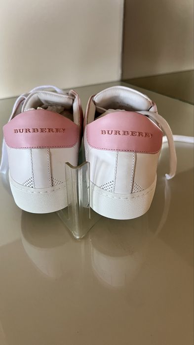 Sapatilhas  buberry nova na caixa em couro numero 37 . Cor rosa claro