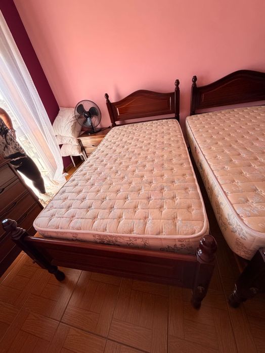 Cama de solteiro com o colchão