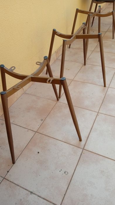 4 cadeiras com estrutura em ferro