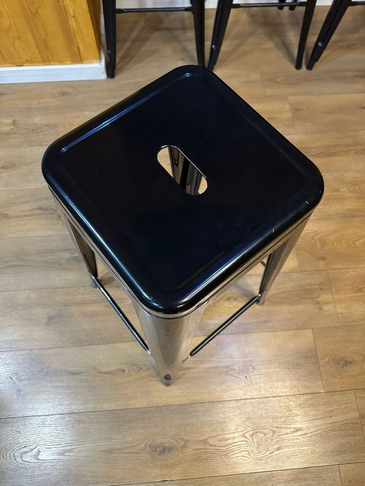 Bancos altos pretos metal