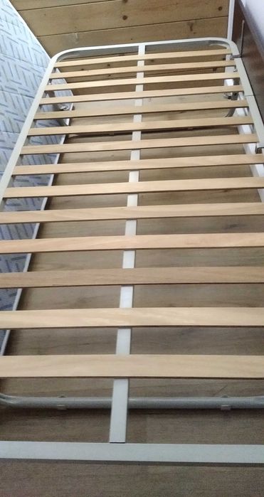 Estrado com colchão solteiro