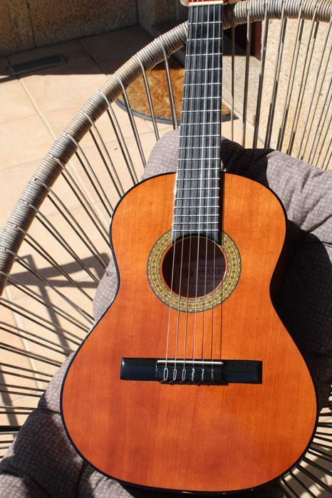 Guitarra acústica semi-nova 3/4 + mochila de proteção