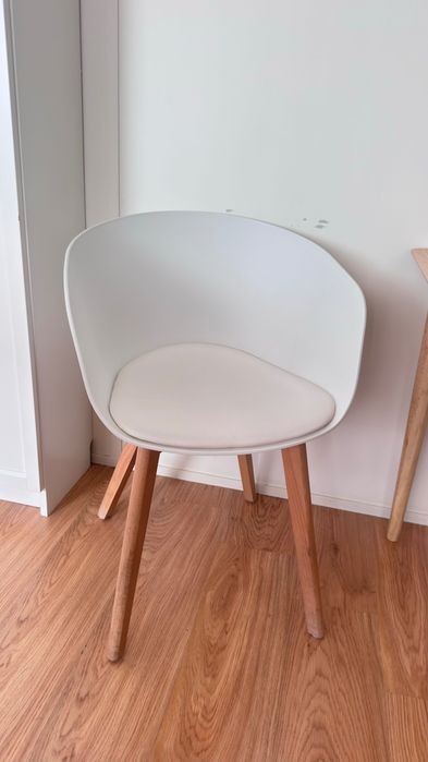 2 Cadeiras Nórdicas Brancas com Almofada – 60€