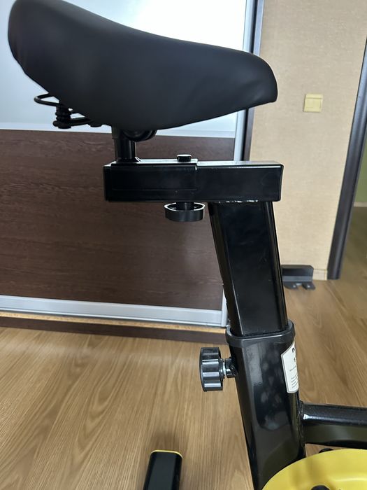 Велотренажер для дому з колесом попереду