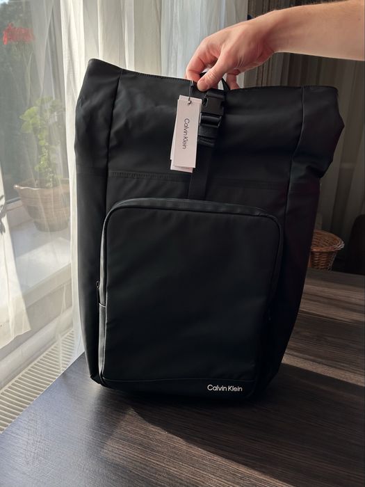 Чоловічий міський рюкзак Calvin Klein Jeans Rubberised Roll-Top Backpack Black (Артикул: ZM0ZM03056) Оригінал