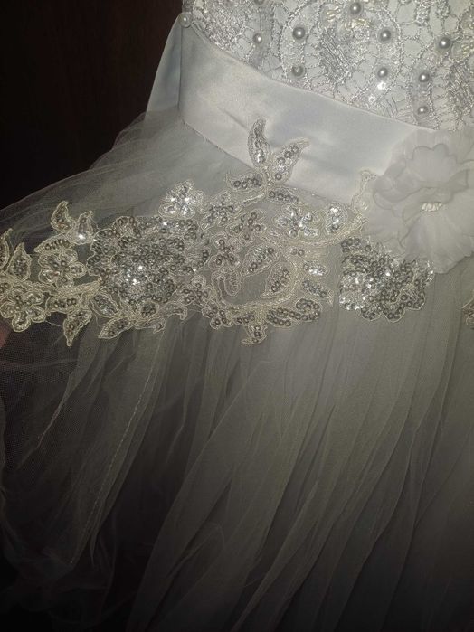 Плаття біле для дівчинки.