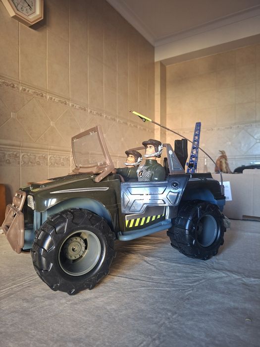 Bonecos e carro vintage