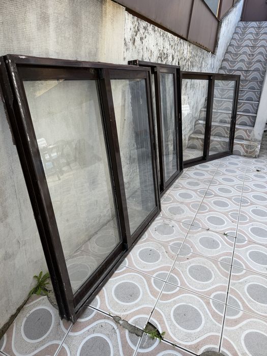 Porta e janelas de alumínio castanho com persiana