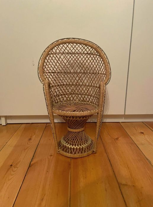 Fotel kwietnik paw peacock dla lalek wiklinowy krzesełko miniatura