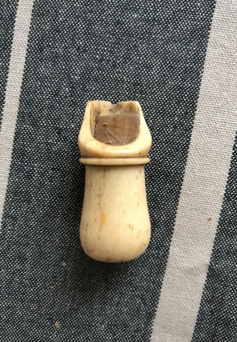 Apito antigo trabalhado em osso