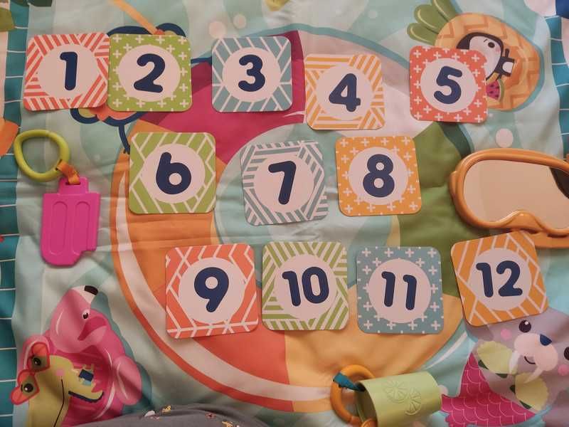 Tapete atividades bebé, com cartões de meses