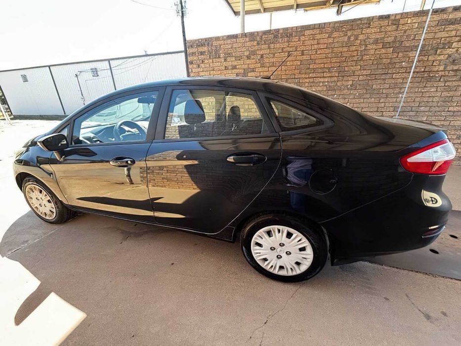 Ford Fiesta SE      2016