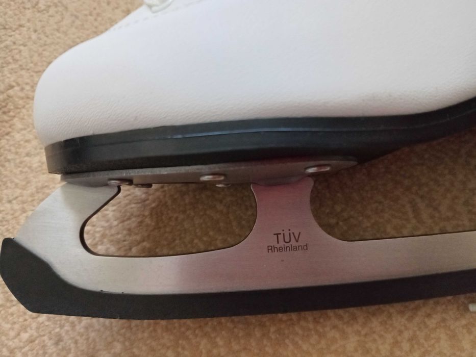 Ковзани жіночі  розмір 37/38 НОВІ, Коньки. В упаковці.