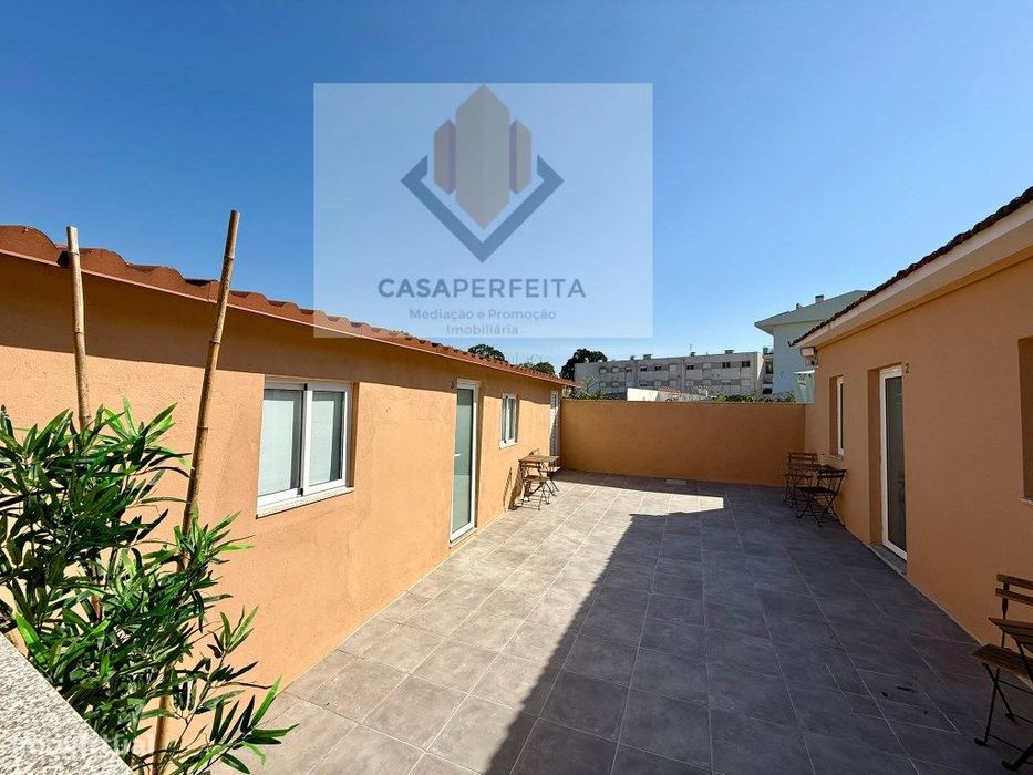 Moradia com 3 apartamentos totalmente renovados - Canelas