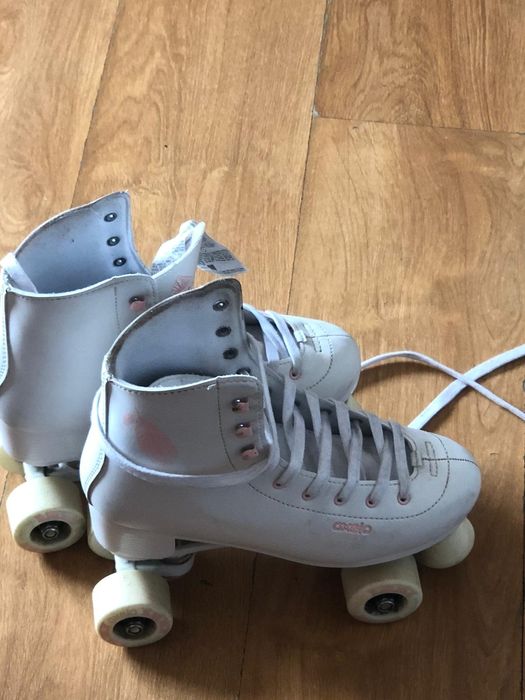 Patins de quatro rodas e + o equipamento