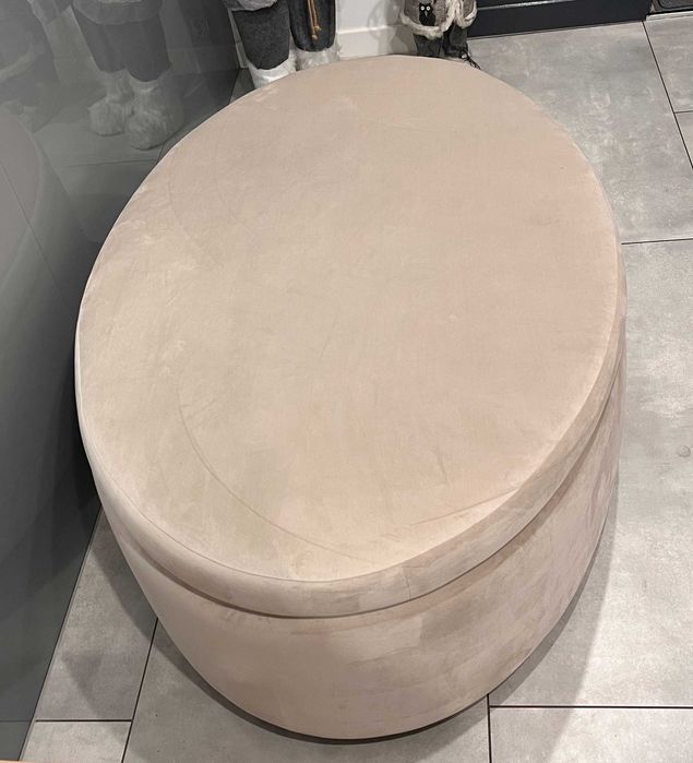 Duże siedzisko, beżowe. Puf. Do holu, poczekalni, przedpokoju.