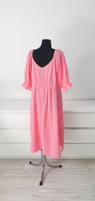 Sukienka midi XL -  XXL  Rozowa Curves  Bufiaste rękawy