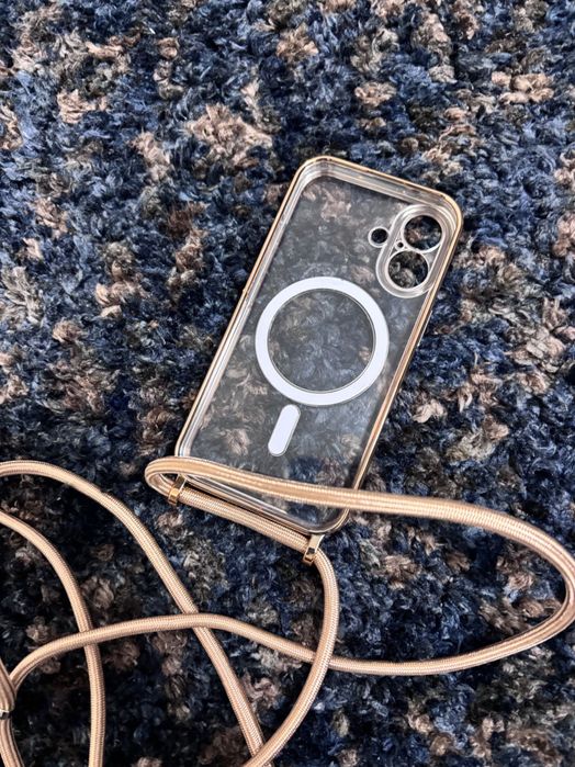 Capa iPhone 16 dourada com fio