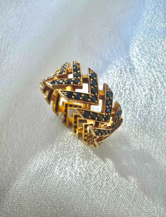 Anel de Design Geométrico em Ouro 19.2k com Pedras Pretas