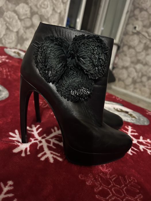 Продам новые фирменные ботинки