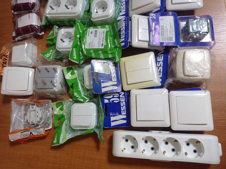 Продам  вимикачі та розетки