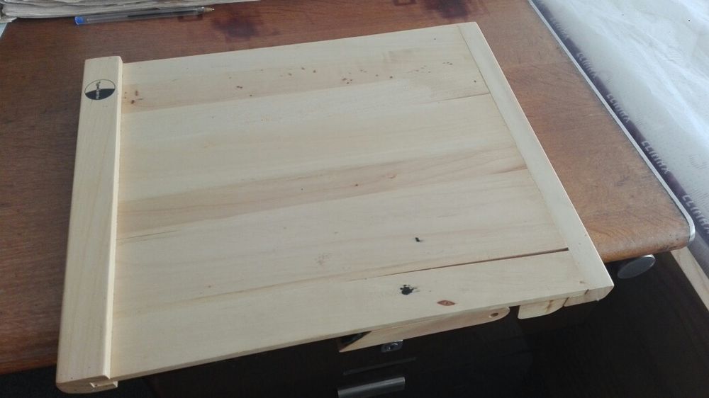 Base/ suporte para livro ou teclado em madeira