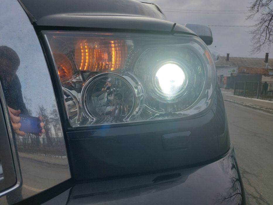 Фары линзы Toyota Siquoia 2007-2013 оригинал
