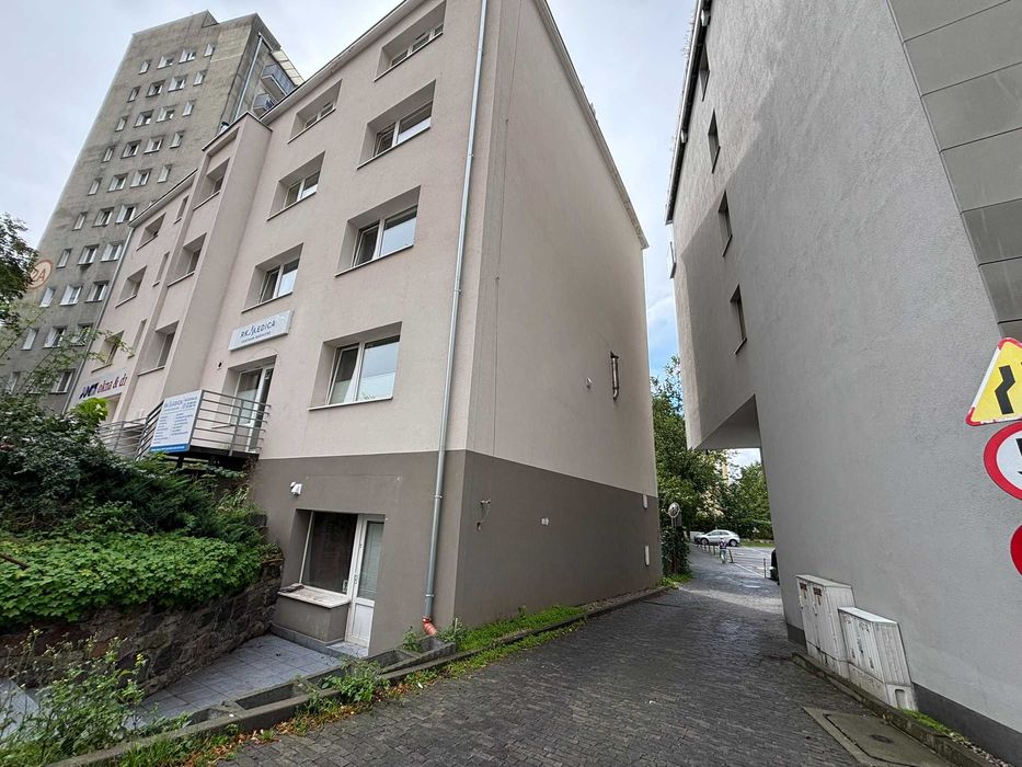 Lokal w Śródmieściu z ogródkiem / boczne wejście / parking