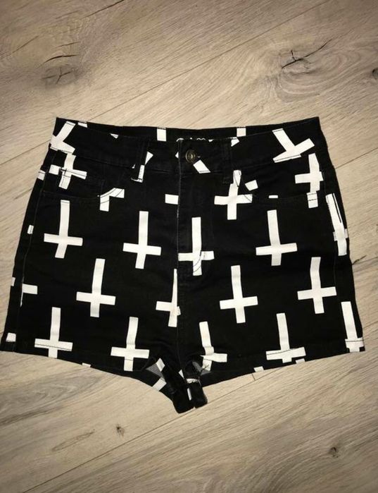 Джинсовые шорты с крестами черные