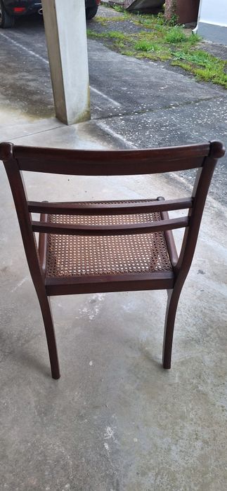 Móvel de sala com mesa extensível e 6 cadeiras de palhinha