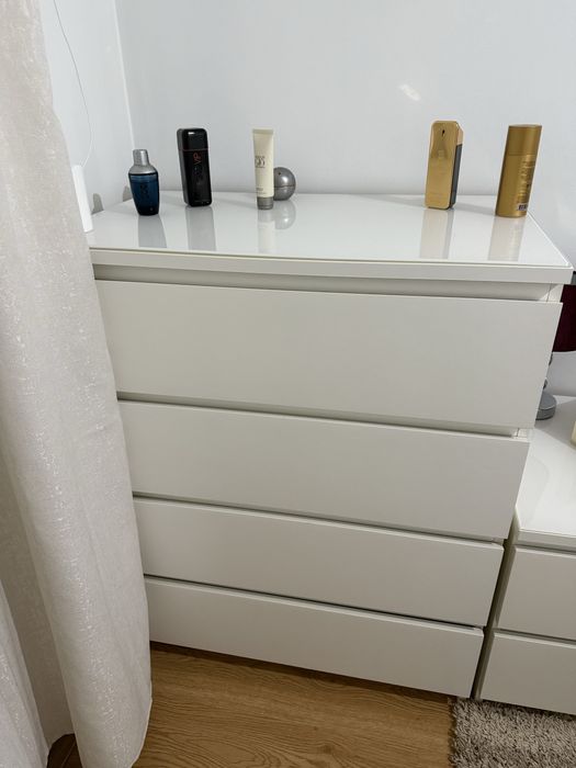 Armario MALM de 4 gavetas com tampo de vidro