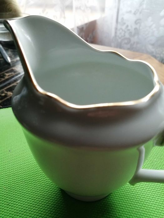 Sosjerka porcelanowa do sosu lub mleka