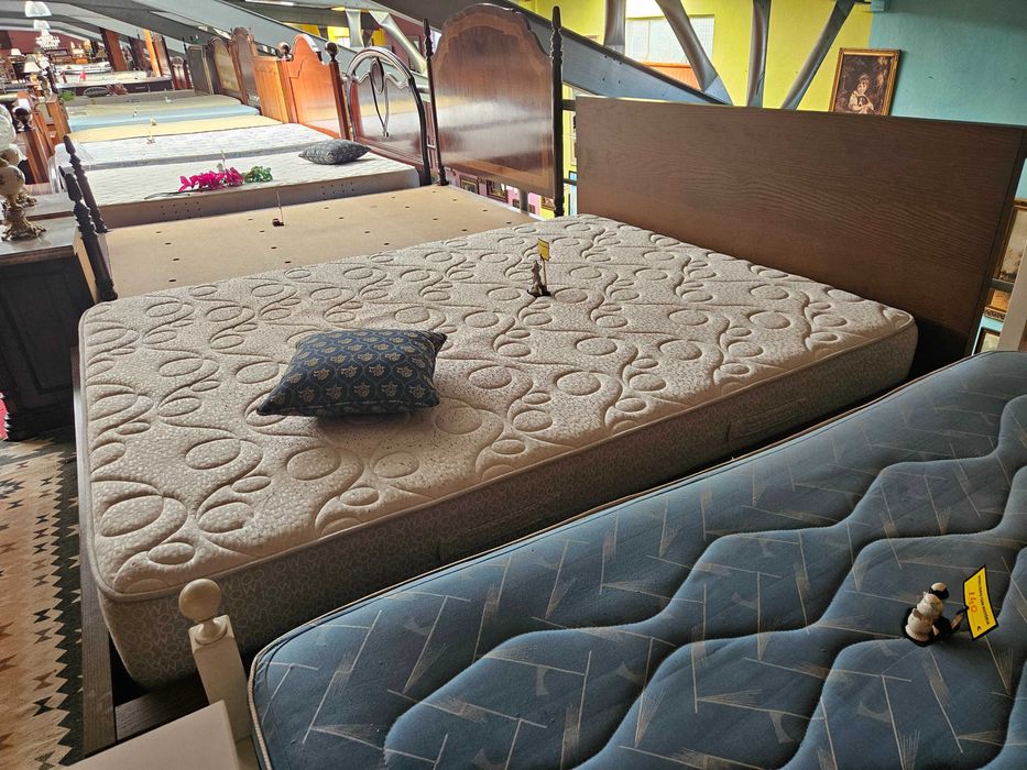 Cama com estrado e colchão - óptimo estado geral