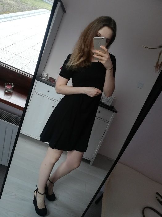 Czarna sukienka Stradivarius