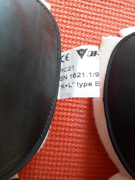 Захист колін Dainese