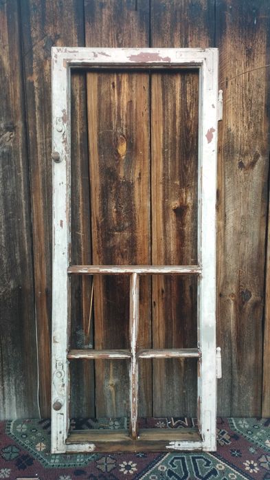 stare drewniane okno z szprosami