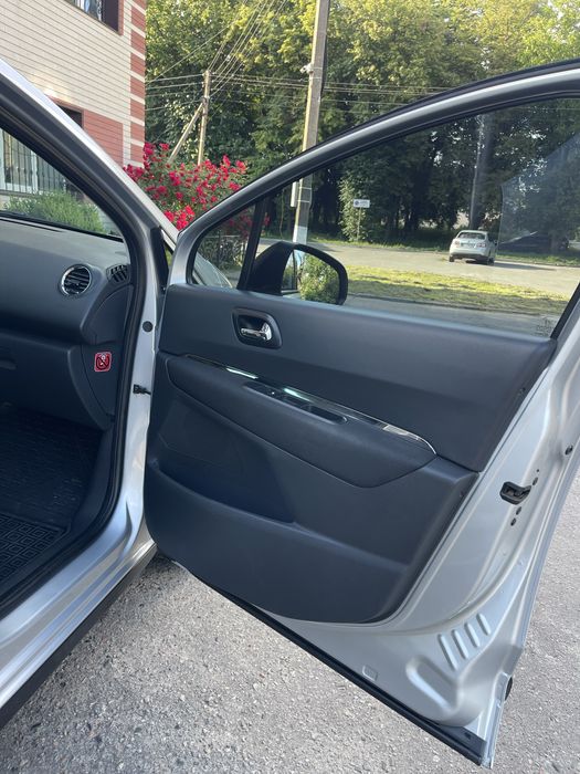 Автомобіль Пежо 3008
