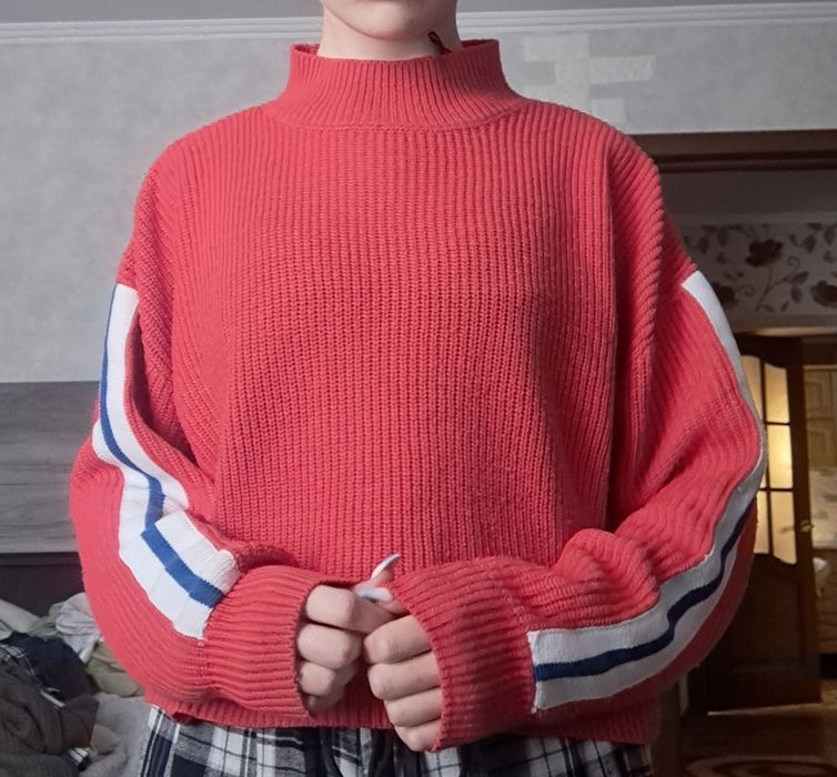 Червона в'язана кофта