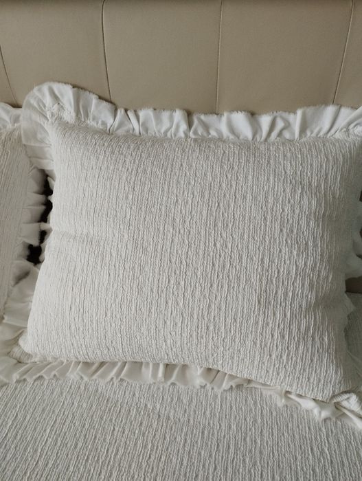 Coberta com folho duplo e almofadas