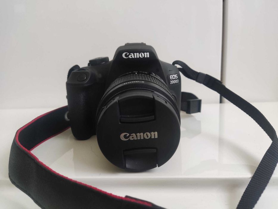 Aparat fotograficzny Canon EOS 2000d wraz z obiektywem